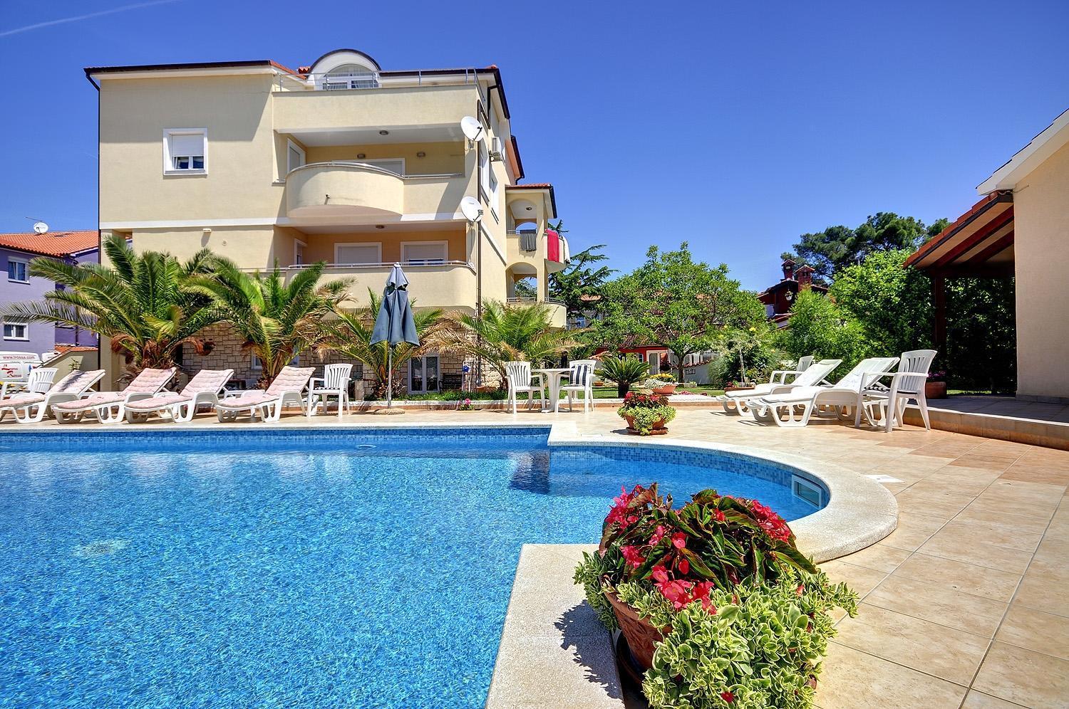 Apartamento With A Swimming Pool - 22764 *
